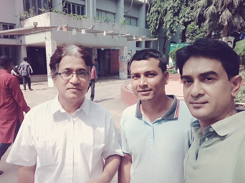 জাতীয় প্রেস ক্লাবের সামনে হুমায়ুন সাদেক চৌধুরীর সঙ্গে শাহ মুহাম্মদ মোশাহিদ ও আনোয়ার সাদাত সবুজ